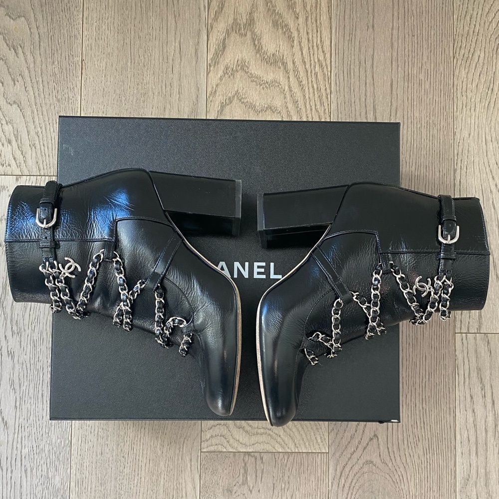 ❌SOLD ❌Chanel Chain Short Boots - Picture 4 of 8